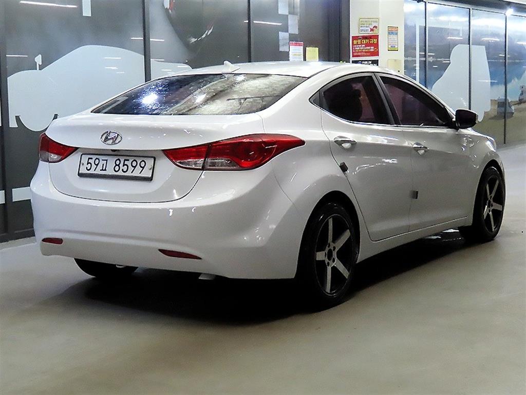 HYUNDAI Avante - Vista 4