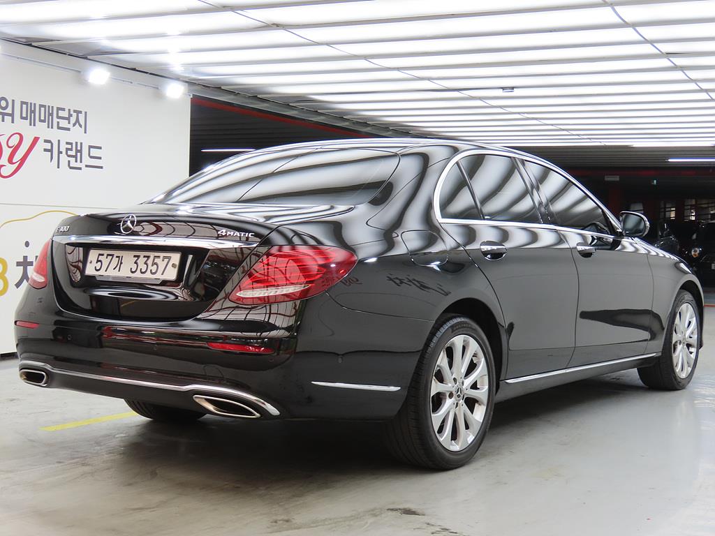 Mercedes Benz E class - Vista 4