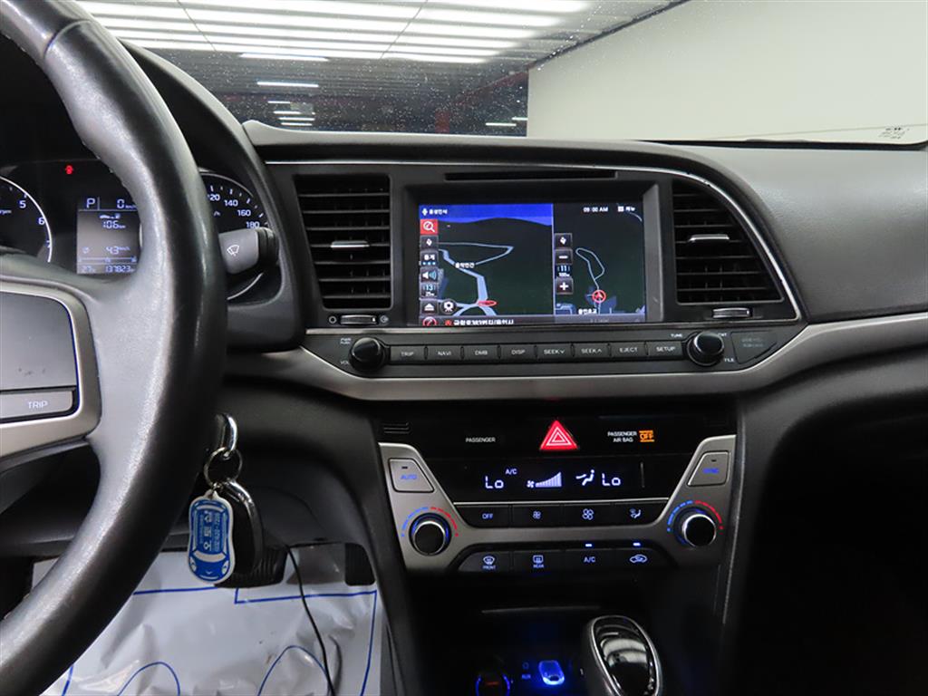 HYUNDAI Avante - Vista 10