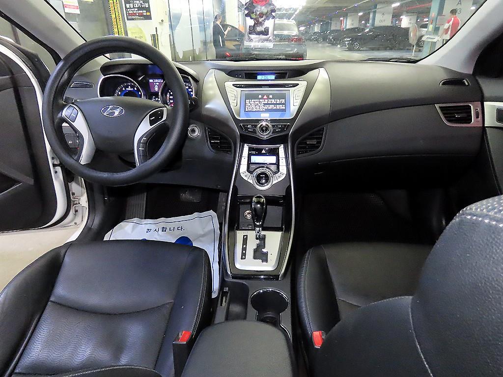 HYUNDAI Avante - Vista 10