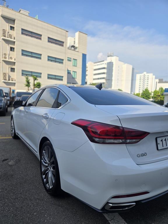 HYUNDAI Genesis - Vista 3