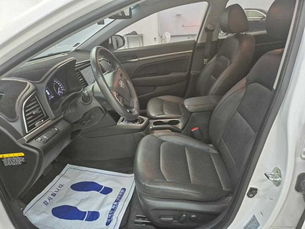 HYUNDAI Avante - Vista 11