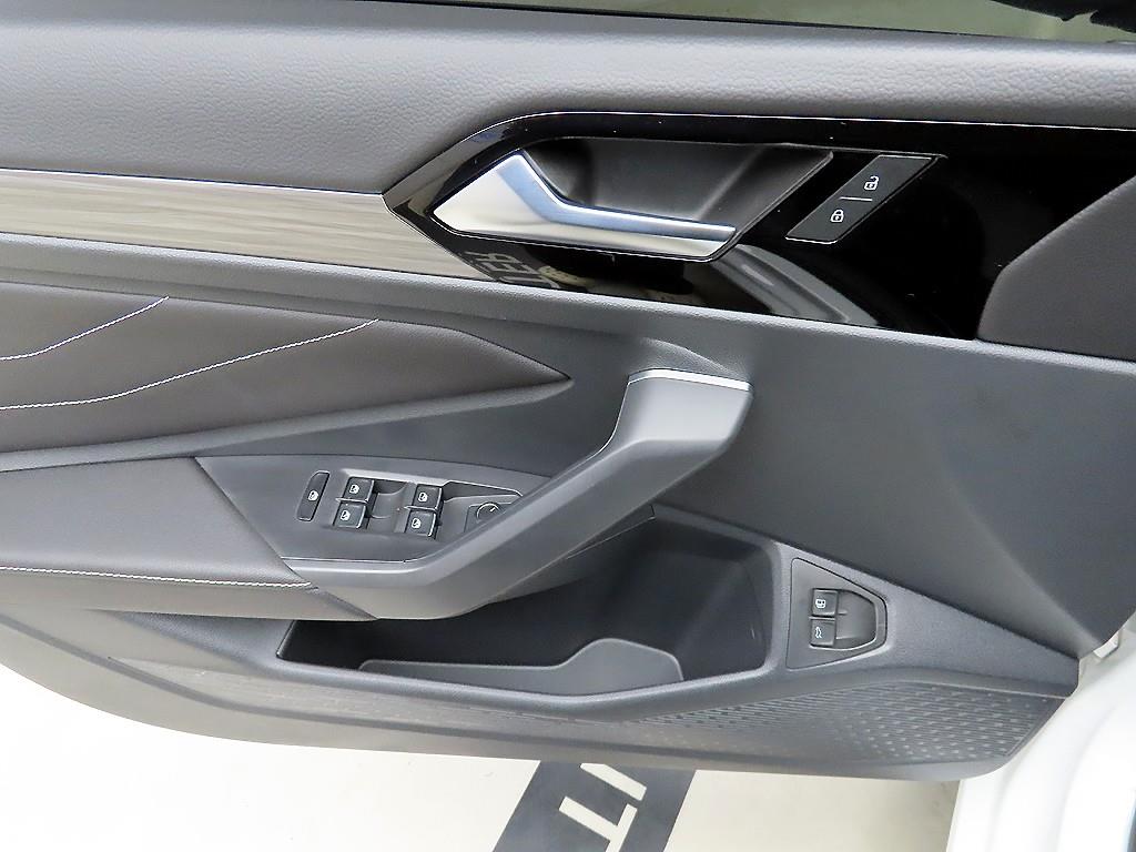 Volkswagen Jetta - Vista 11