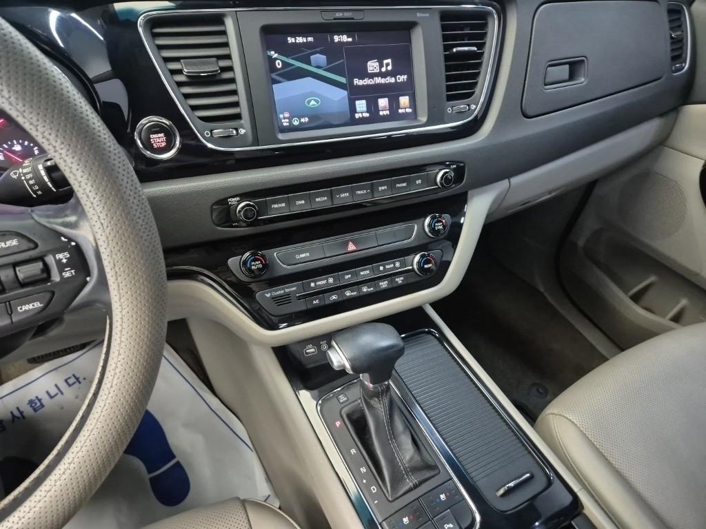KIA Carnival - Vista 10