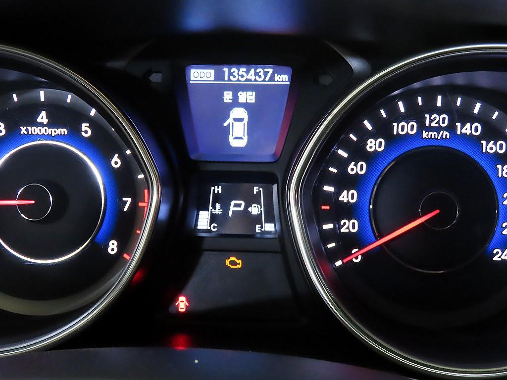 HYUNDAI Avante - Vista 9