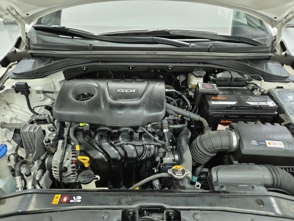 HYUNDAI Avante - Vista 5