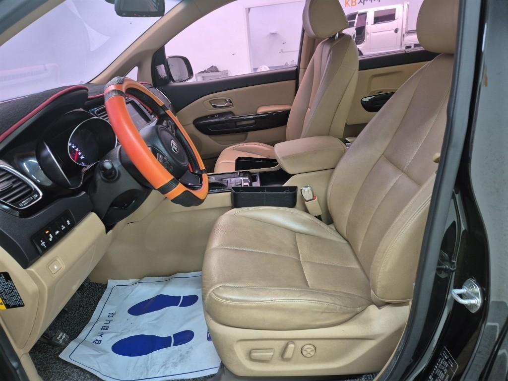 KIA Carnival - Vista 11