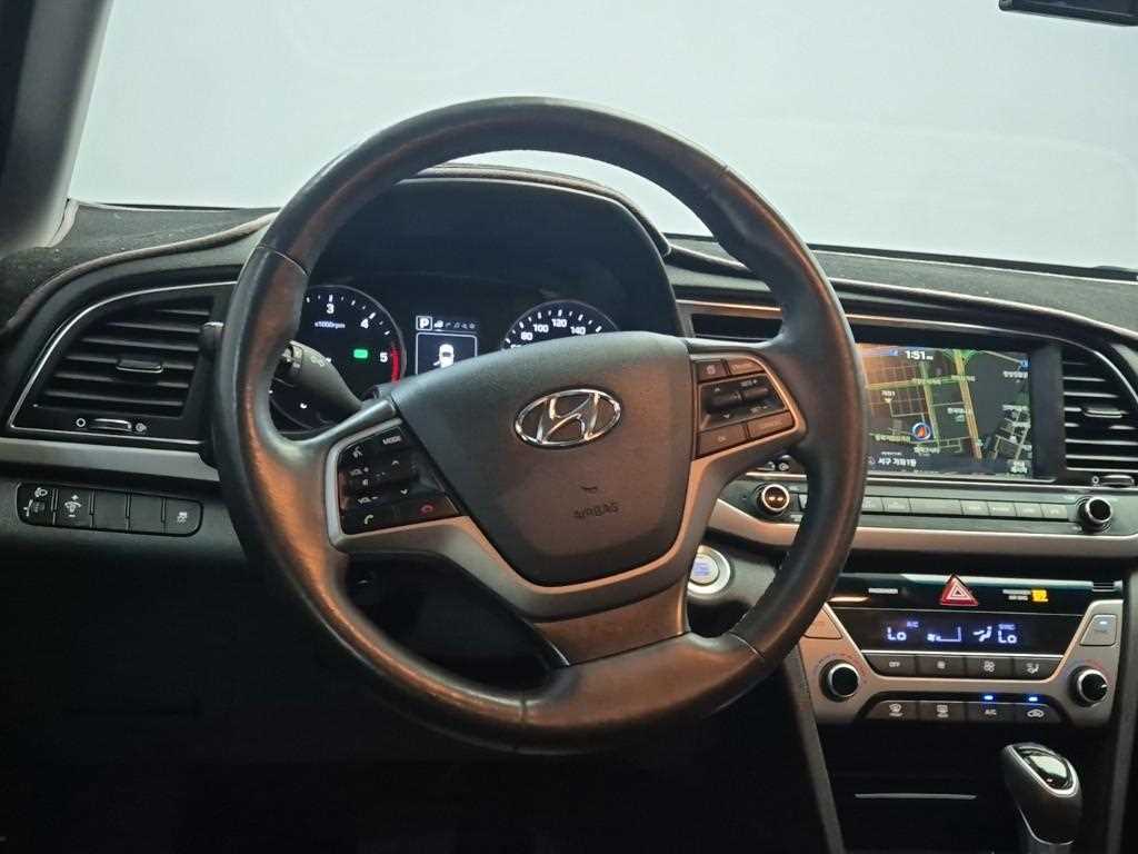 HYUNDAI Avante - Vista 9