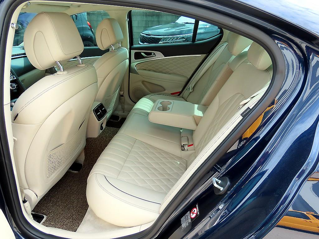 Genesis G70 - Vista 6