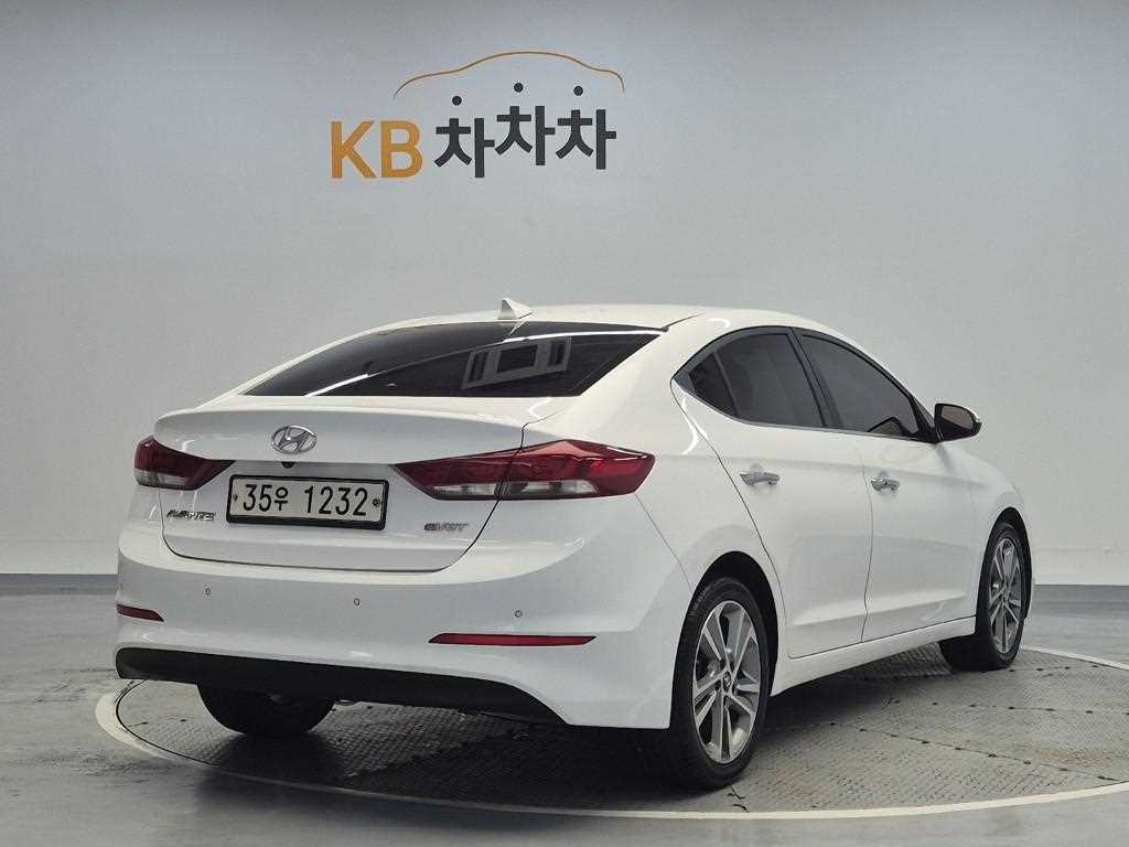 HYUNDAI Avante - Vista 3