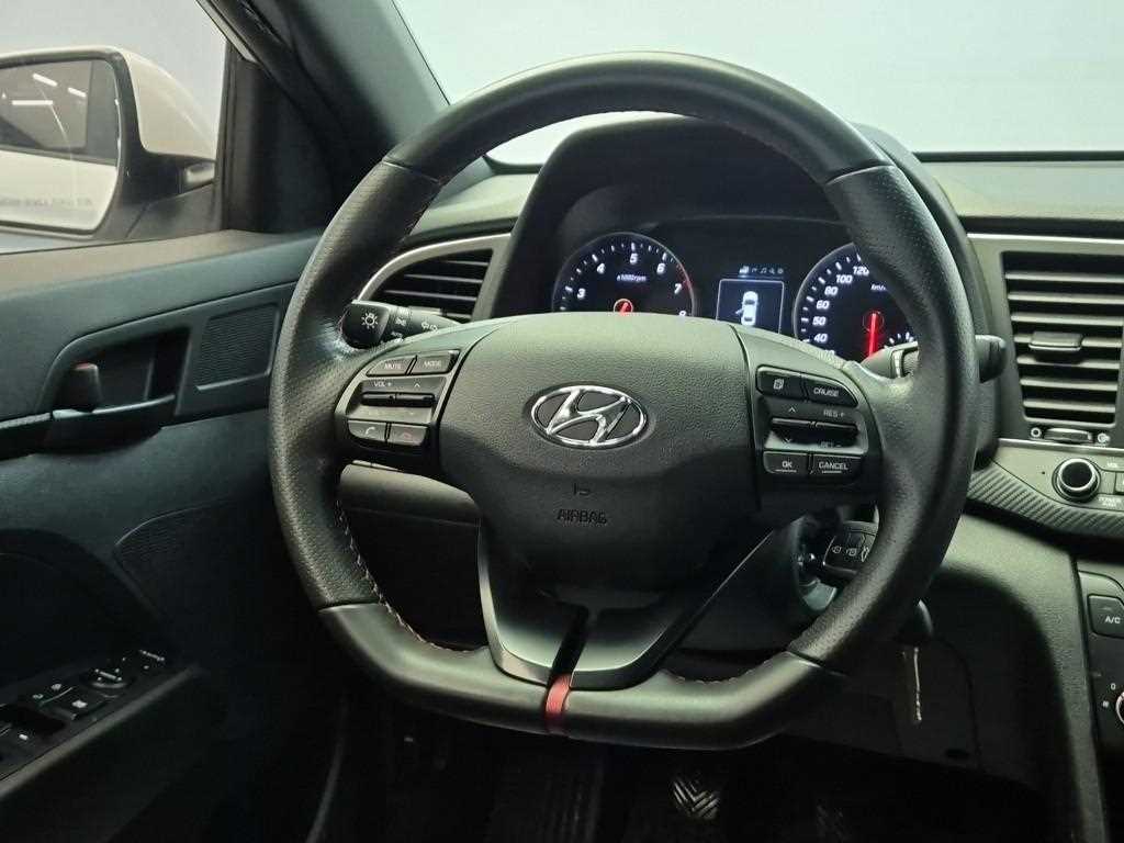 HYUNDAI Avante - Vista 9