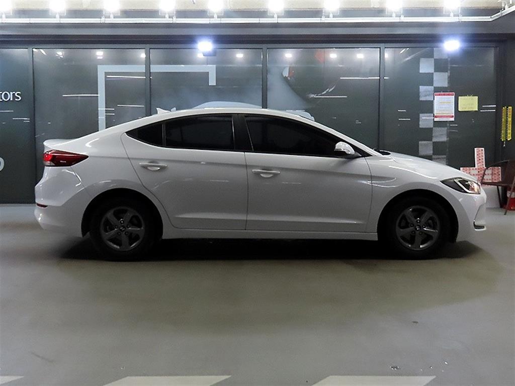HYUNDAI Avante - Vista 3