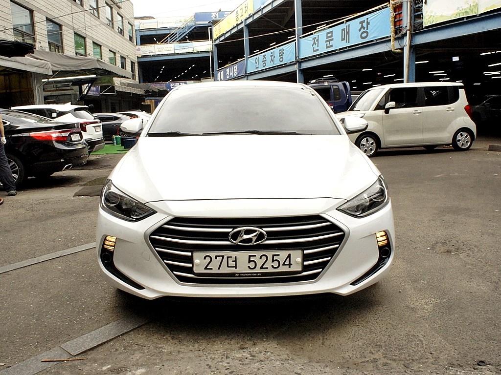 HYUNDAI Avante - Vista 3