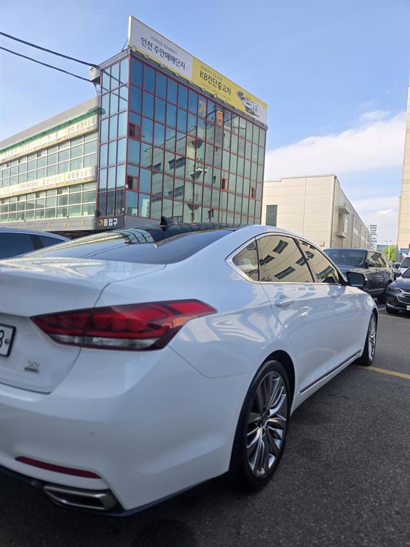 HYUNDAI Genesis - Vista 5