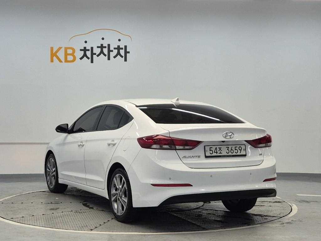 HYUNDAI Avante - Vista 2