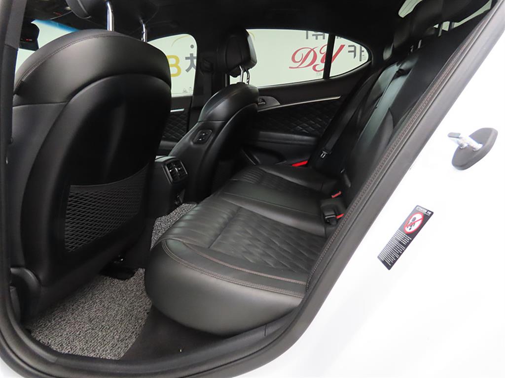 Genesis G70 - Vista 6