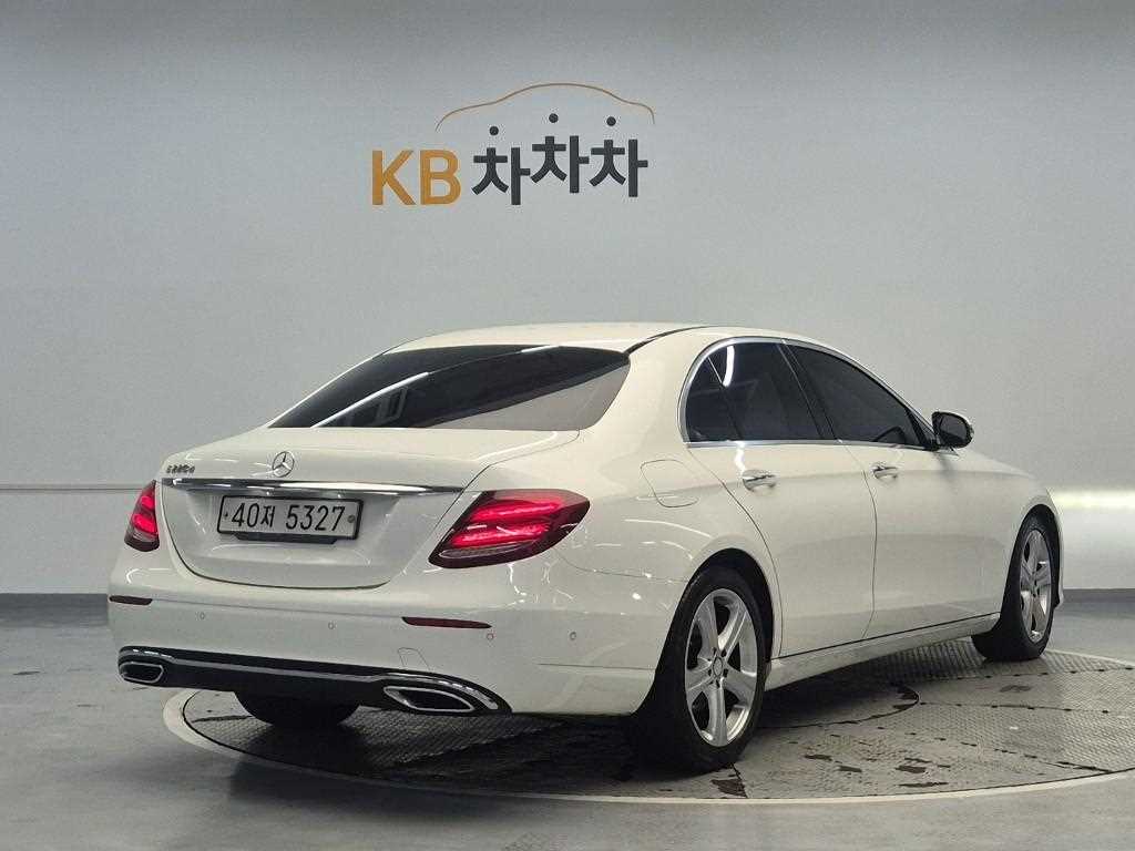 Mercedes Benz E class - Vista 3