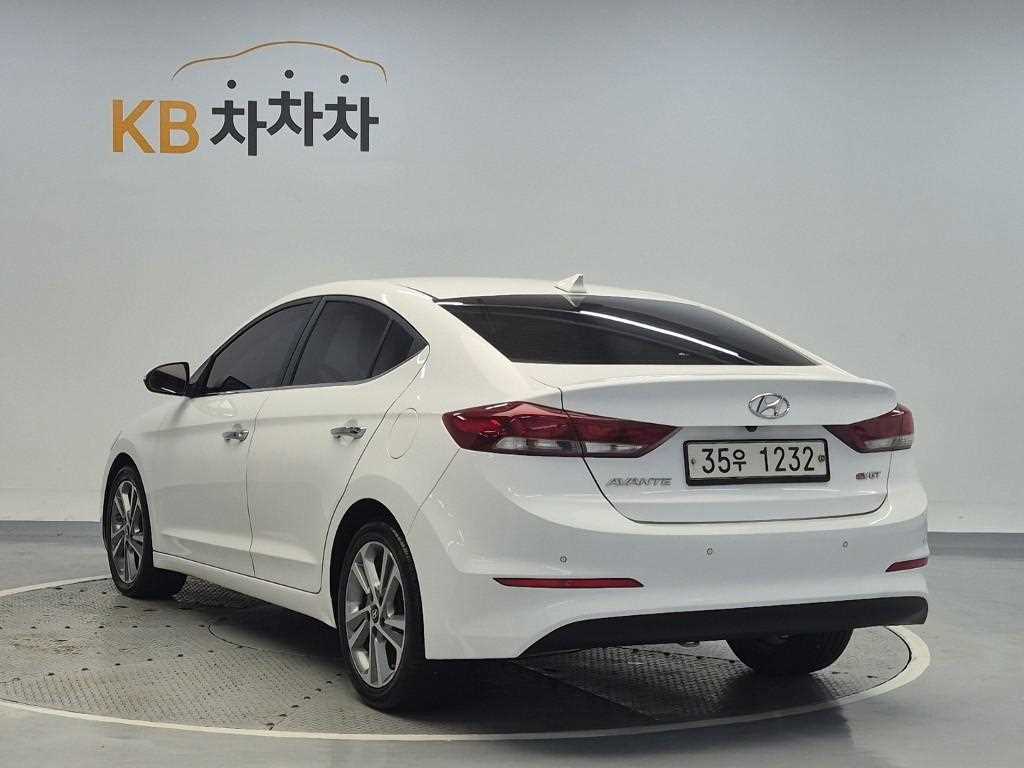 HYUNDAI Avante - Vista 2