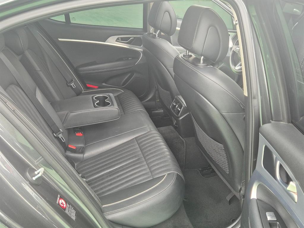 Genesis G70 - Vista 8