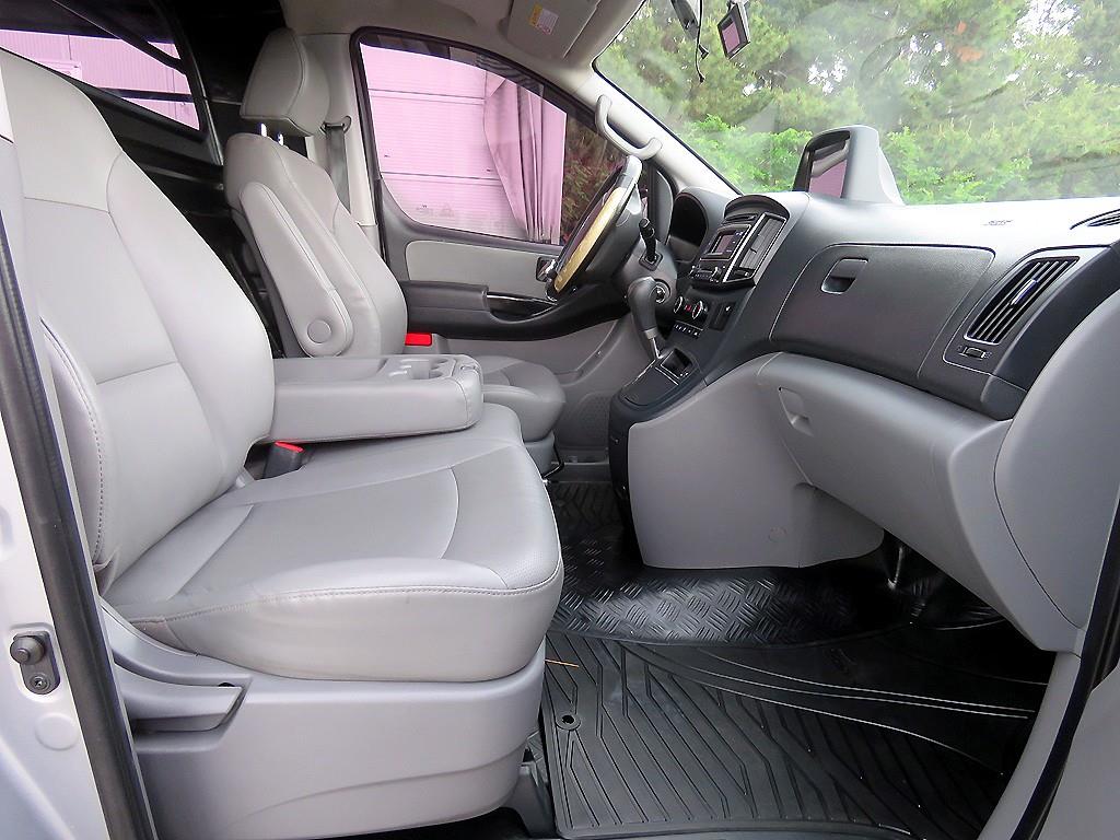 HYUNDAI Starex - Vista 7