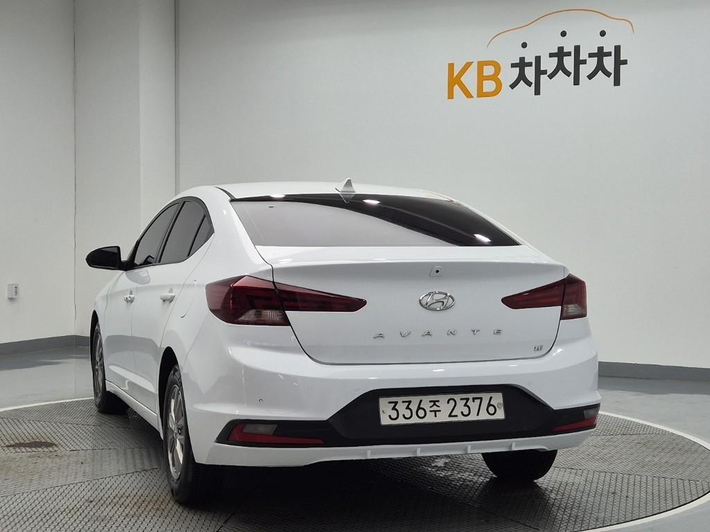 HYUNDAI Avante - Vista 2
