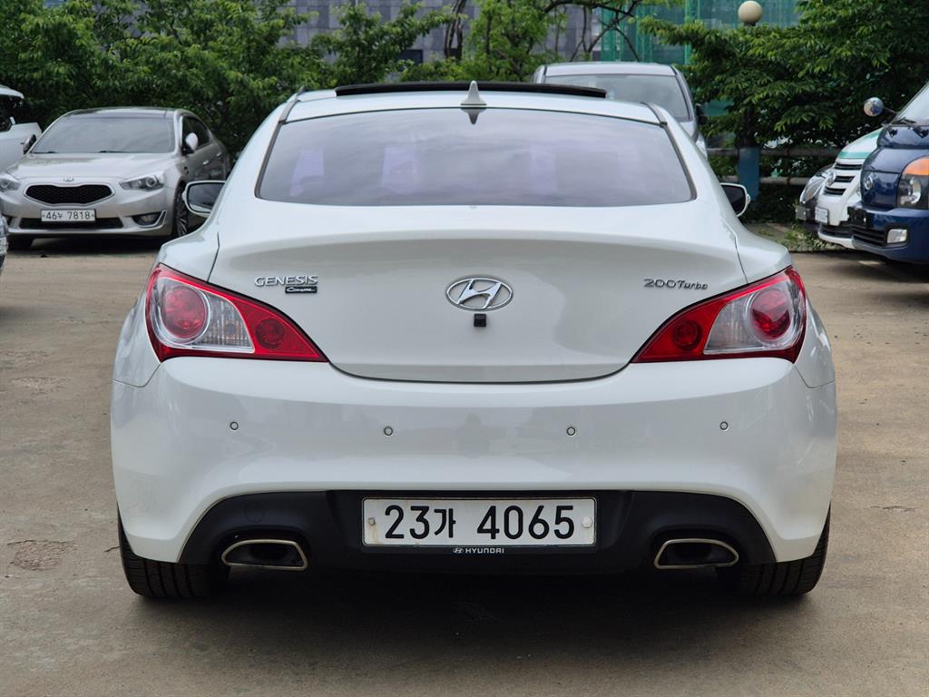 HYUNDAI Genesis - Vista 3