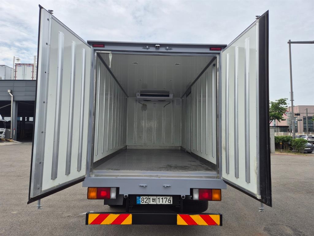 medium and large cargo truck - Vista 9