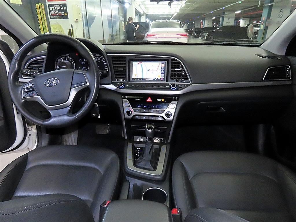 HYUNDAI Avante - Vista 10