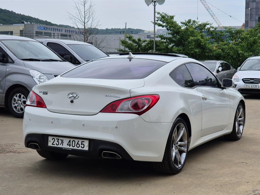 HYUNDAI Genesis - Vista 4
