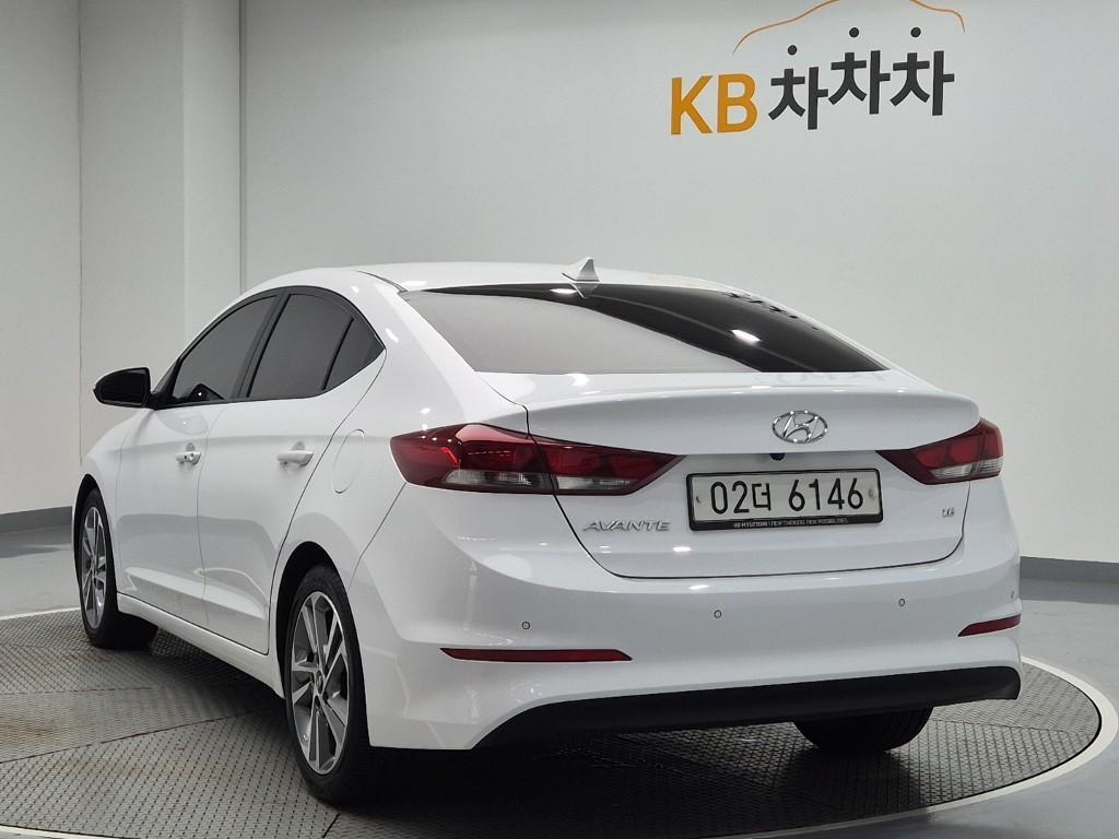 HYUNDAI Avante - Vista 2