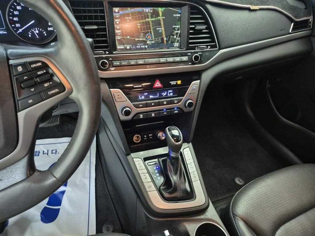 HYUNDAI Avante - Vista 10