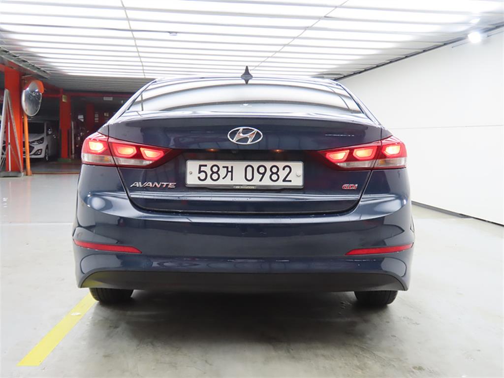 HYUNDAI Avante - Vista 3