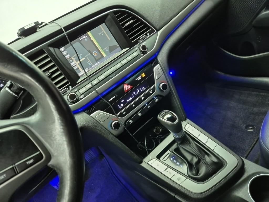 HYUNDAI Avante - Vista 10