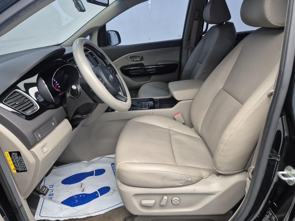 KIA Carnival - Vista 11