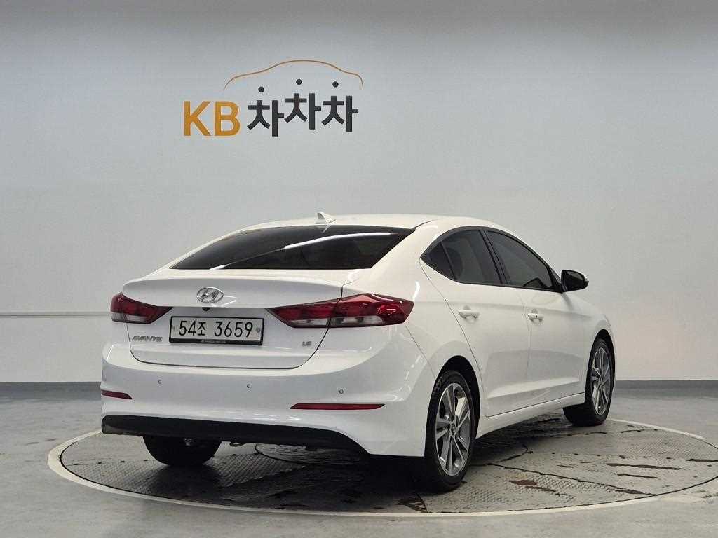 HYUNDAI Avante - Vista 3