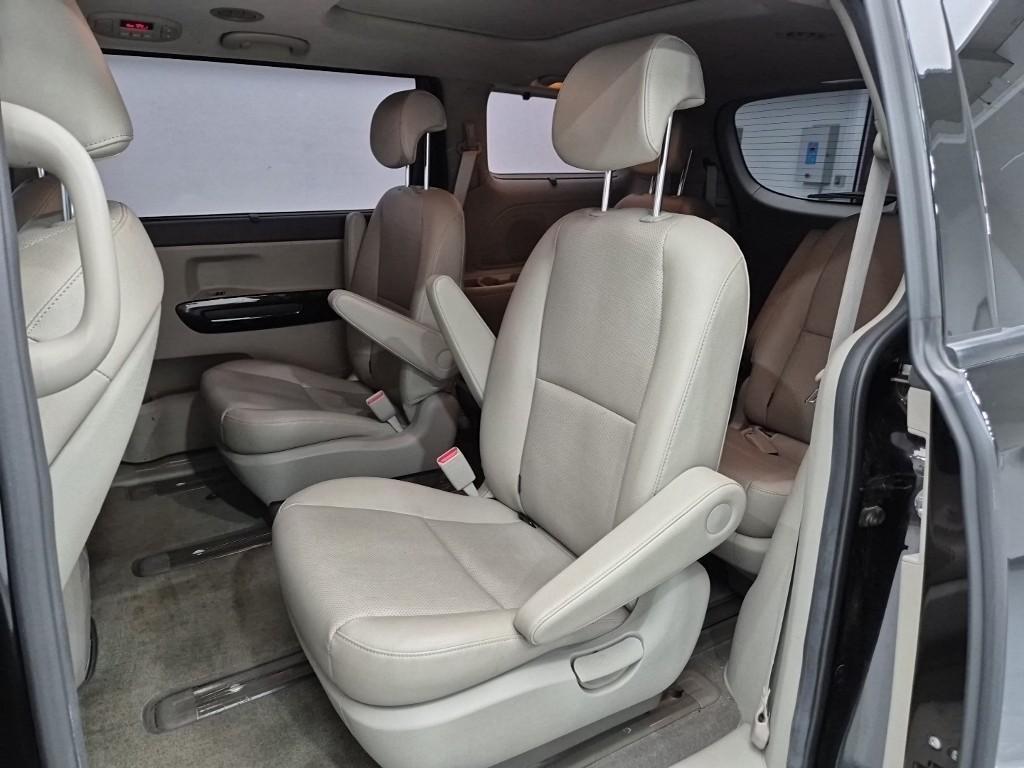 KIA Carnival - Vista 12