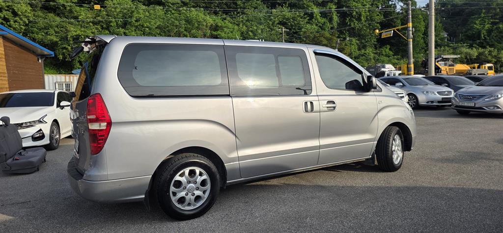 HYUNDAI Starex - Vista 3
