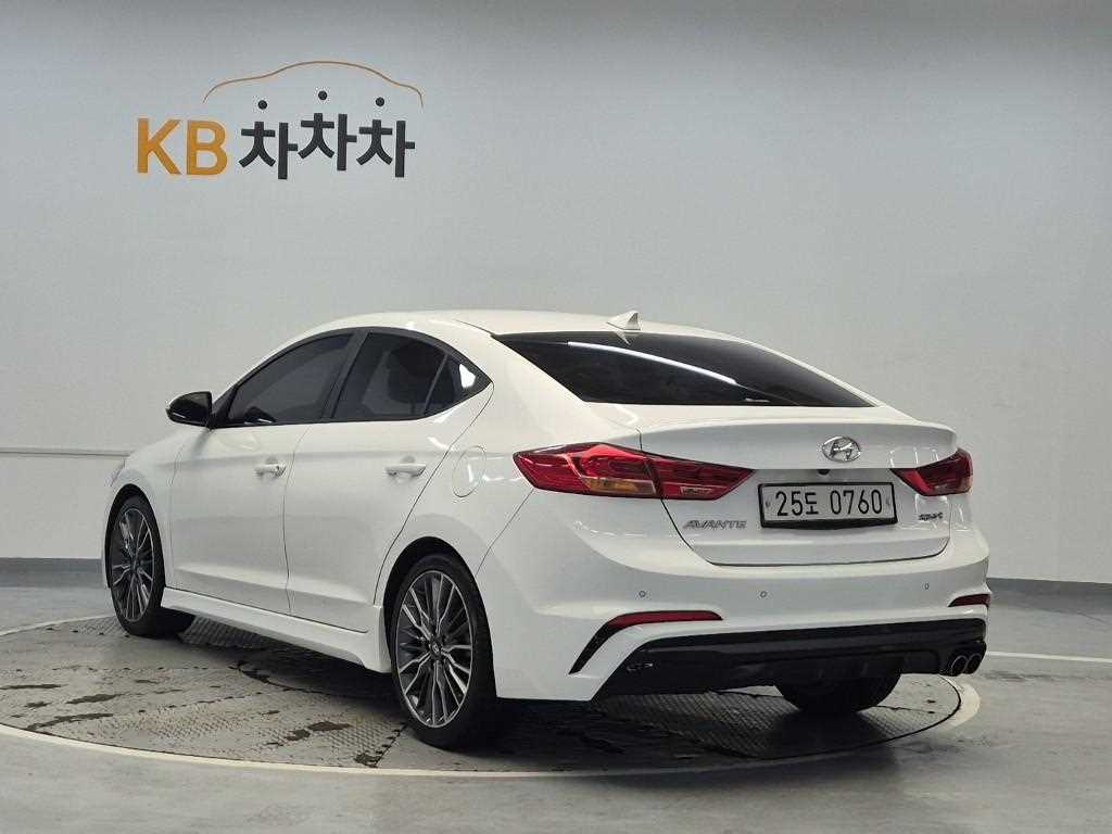 HYUNDAI Avante - Vista 2