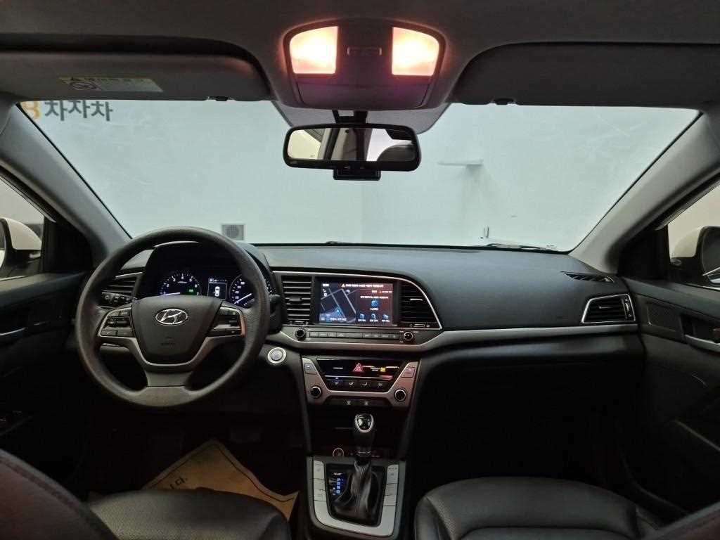 HYUNDAI Avante - Vista 7