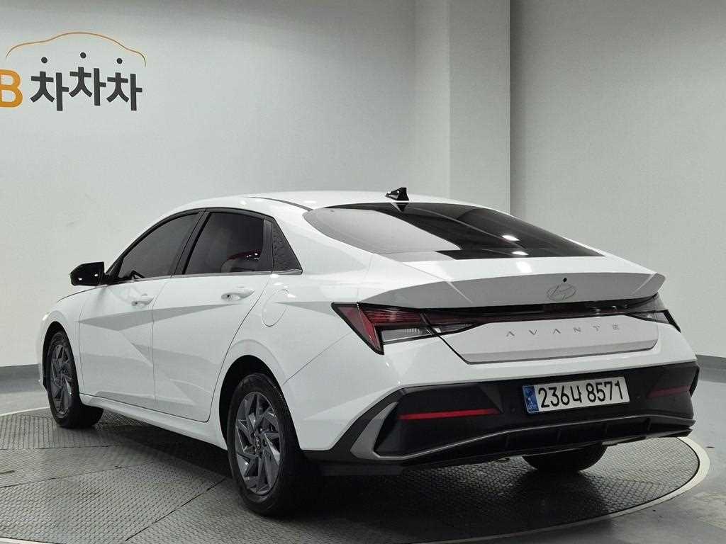 HYUNDAI Avante - Vista 2