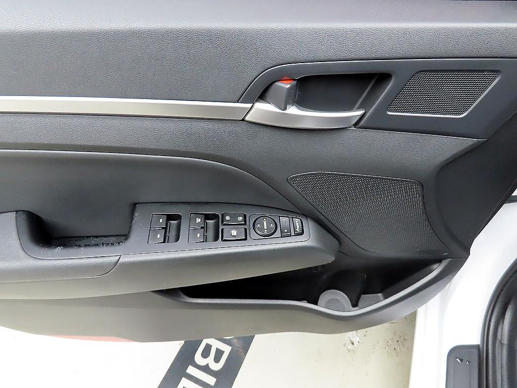 HYUNDAI Avante - Vista 11