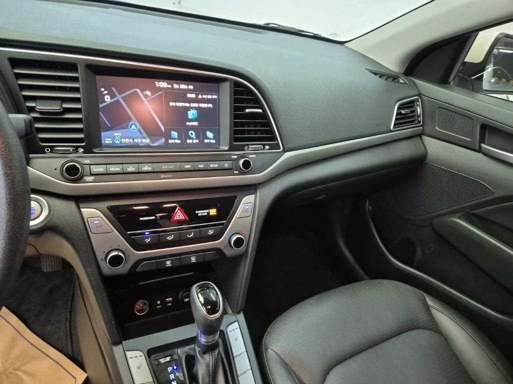 HYUNDAI Avante - Vista 10