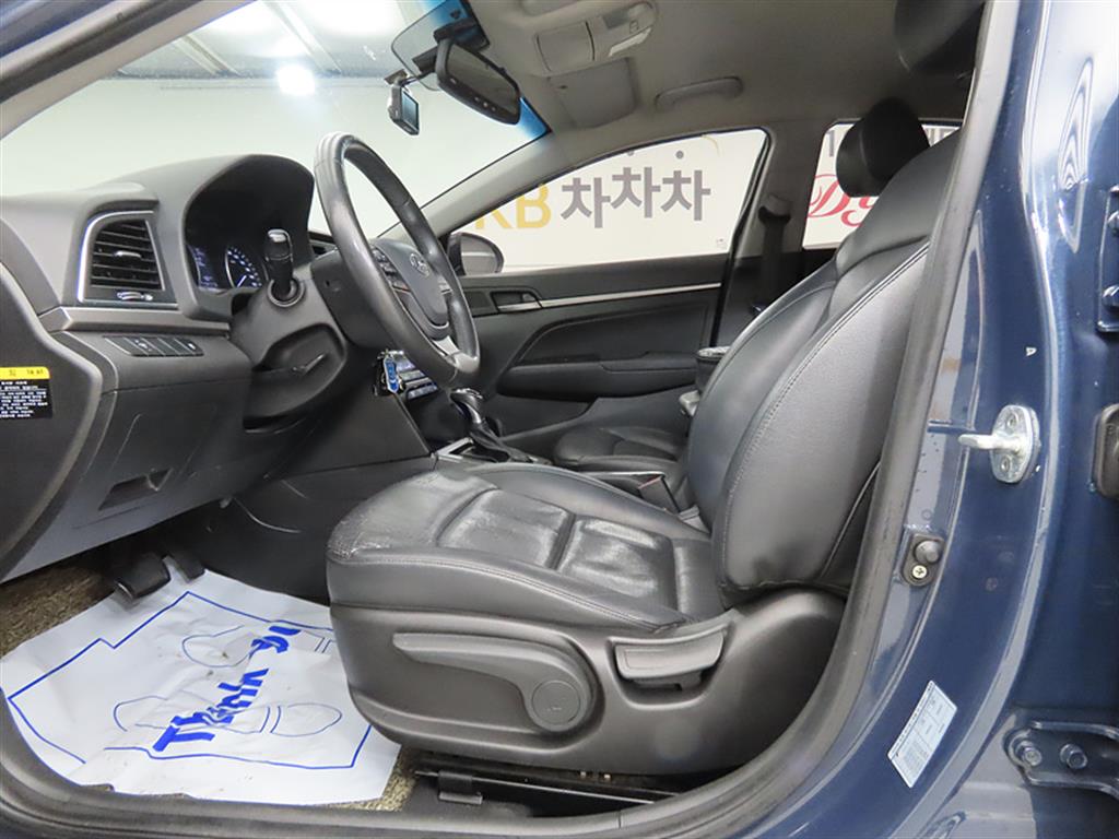 HYUNDAI Avante - Vista 5