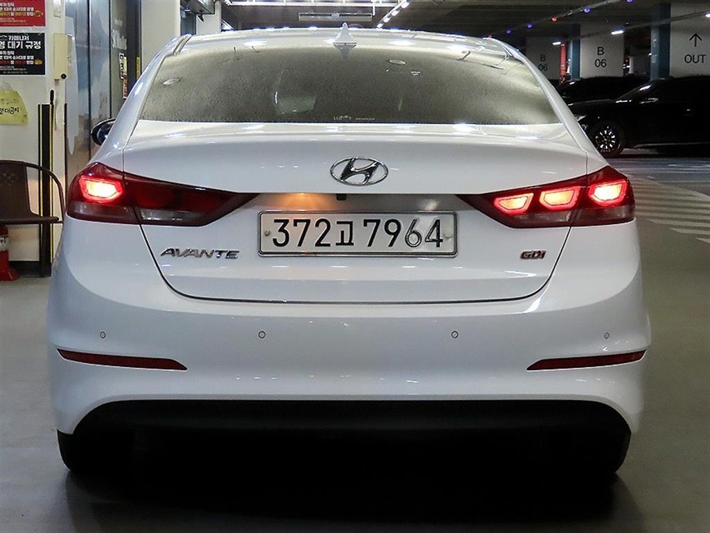 HYUNDAI Avante - Vista 5
