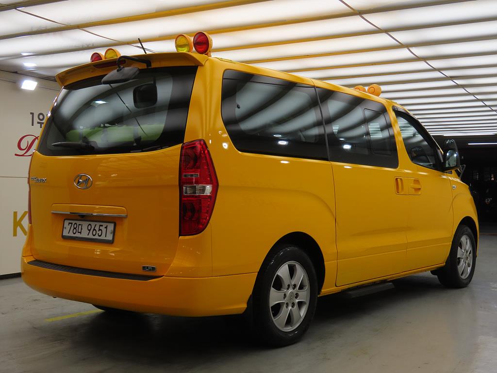 HYUNDAI Starex - Vista 3