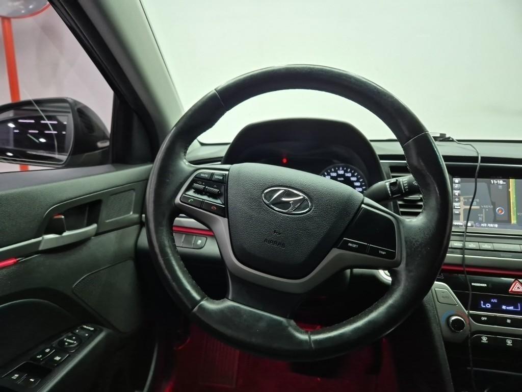 HYUNDAI Avante - Vista 9