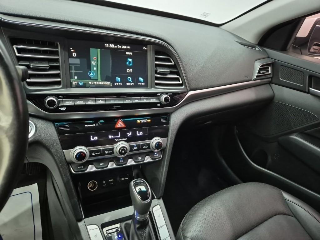 HYUNDAI Avante - Vista 9
