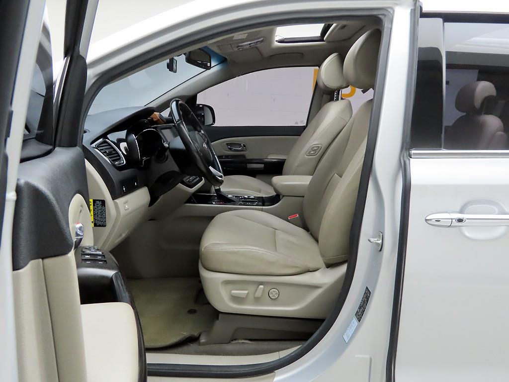 KIA Carnival - Vista 12