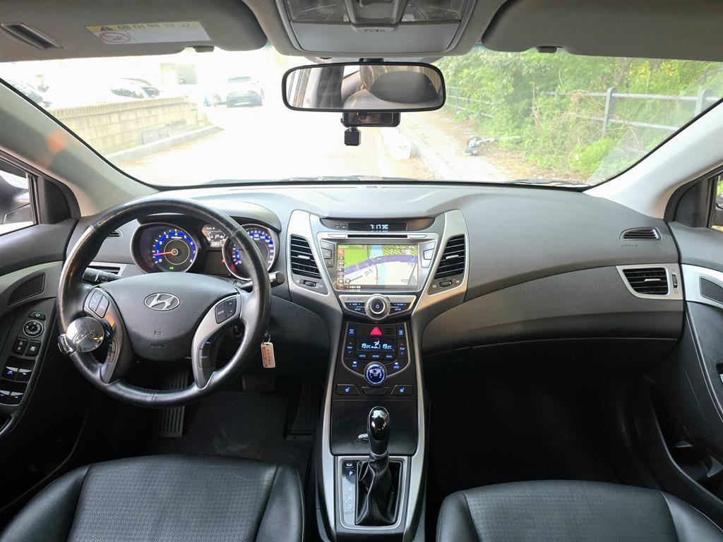 HYUNDAI Avante - Vista 10