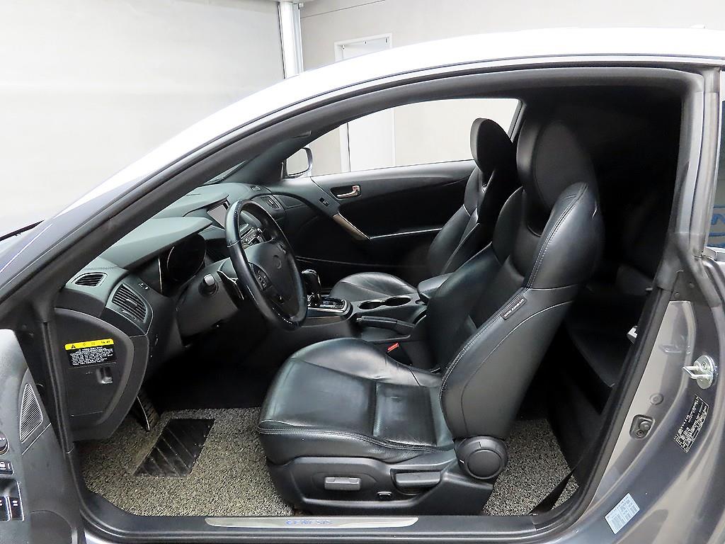 HYUNDAI Genesis - Vista 5